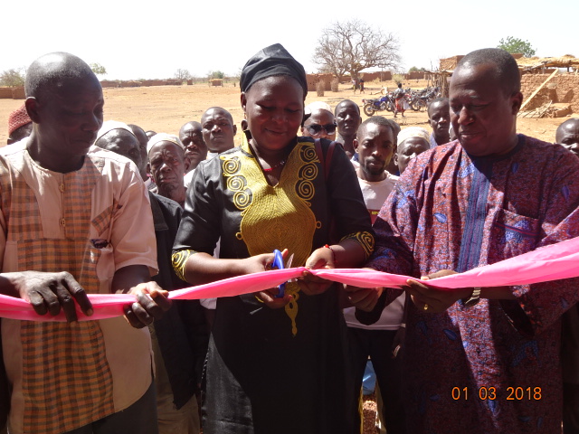 Coupure de ruban lors de l'inauguration de l'école de Wend-Yida (Commune de Thiou, Yatenga)
Réalisation Global NEEED Burkina et Friends of Burkina, mai 2018
